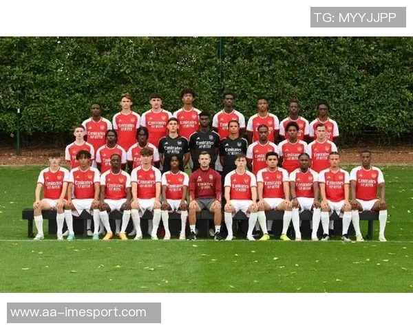 曼联官方社交媒体发布2025-26赛季全家福照男足女足同框合影 曼联官方社交媒体发布2025-26赛季全家福照男足女足同框合影